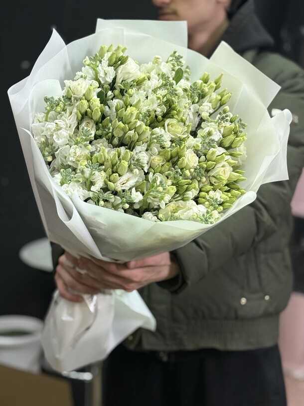 Букет из эустомы и матиолы, артикул F1409013 - 8990 рублей, доставка по городу. Flawery - доставка цветов