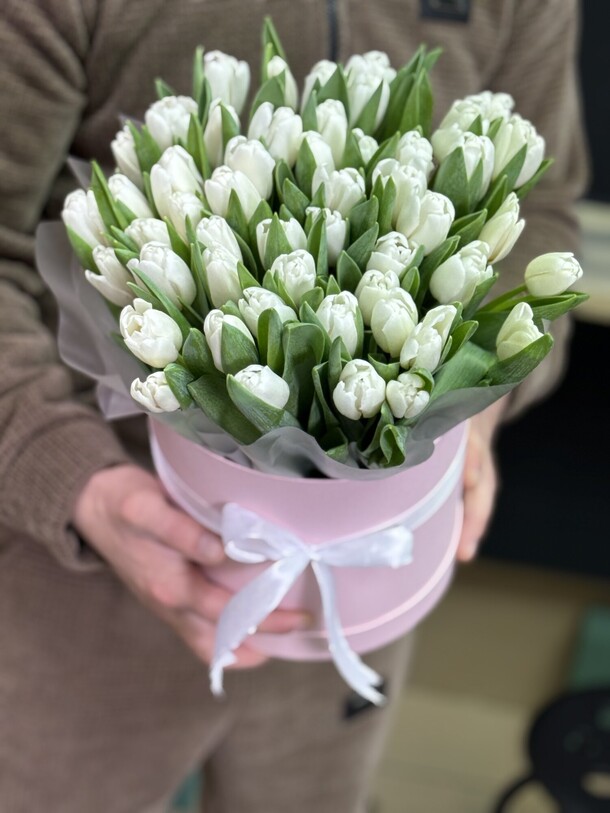 Тюльпан в коробке, артикул F1528491 - 10590 рублей, доставка по городу. Flawery - доставка цветов