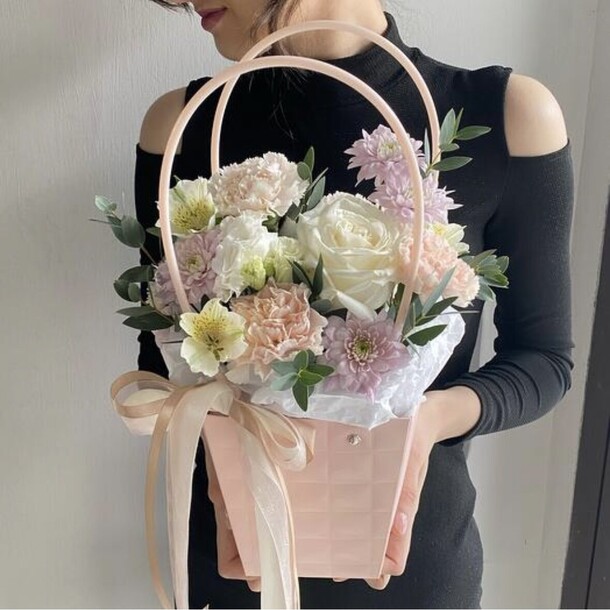 Цветы в коробке"комплимент"(роза, диантусы, альстромерия, хризантема кустовая), артикул F1367102 - 3400 рублей, доставка по городу. Flawery - доставка цветов