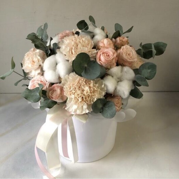 Коробка с цветами «крем-брюле», артикул F1381155 - 4500 рублей, доставка по городу. Flawery - доставка цветов