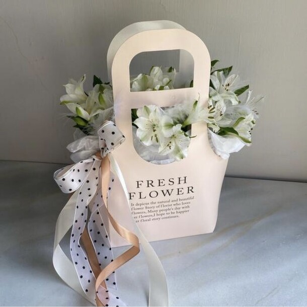 Цветы в коробке «нежный комплимент», артикул F1381167 - 2400 рублей, доставка по городу. Flawery - доставка цветов