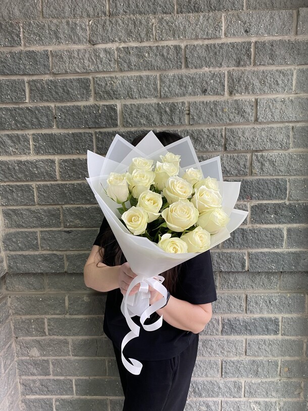 Букет из 15 белых роз в упаковке, артикул F1331092 - 2890 рублей, доставка по городу. Flawery - доставка цветов
