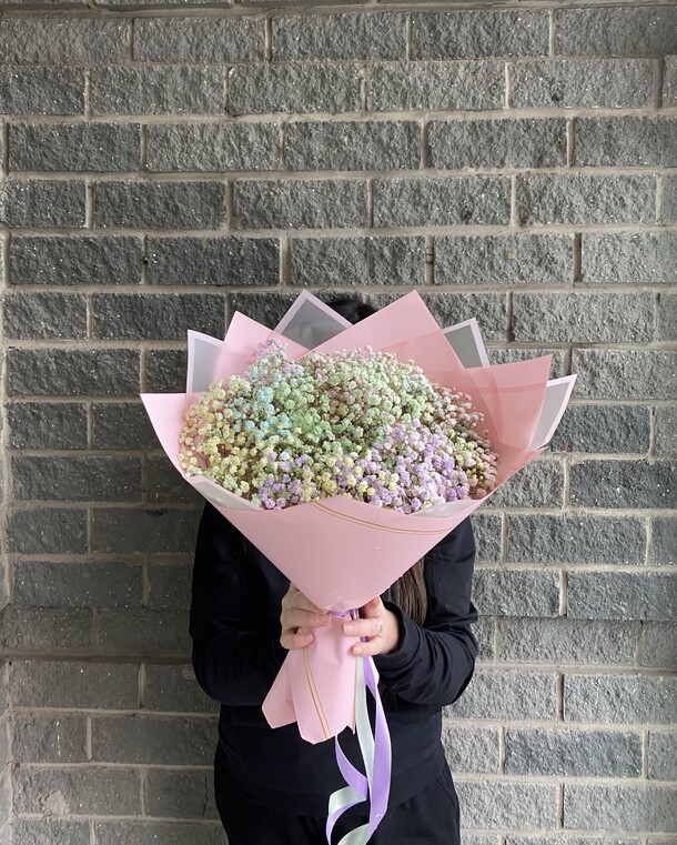 Букет из цветной гипсофилы, артикул F1331359 - 3500 рублей, доставка по городу. Flawery - доставка цветов