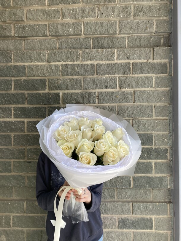 Букет из 15 белых роз в упаковке «облачко», артикул F1467775 - 2990 рублей, доставка по городу. Flawery - доставка цветов