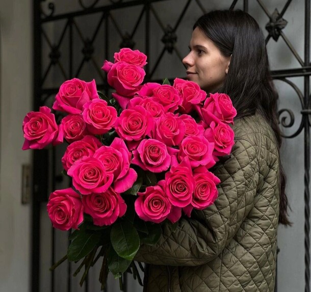 Букет из 23 малиновых роз, артикул F1330694 - 23100 рублей, доставка по городу. Flawery - доставка цветов