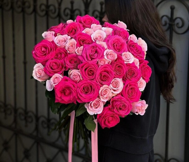 Микс розовых и малиновых роз, артикул F1330696 - 26400 рублей, доставка по городу. Flawery - доставка цветов