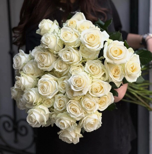 Букет из 35 белых роз, артикул F1330697 - 24091 рублей, доставка по городу. Flawery - доставка цветов