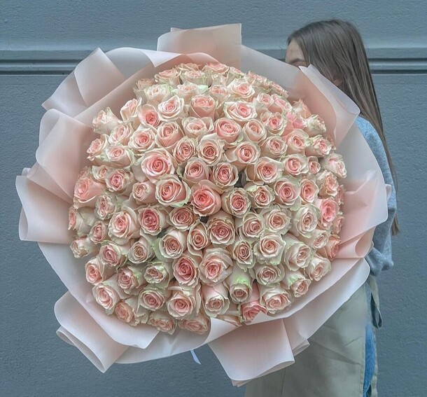 Большой букет из 125 роз, артикул F1330701 - 40700 рублей, доставка по городу. Flawery - доставка цветов