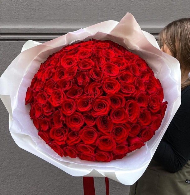 Букет из 89 алых роз, артикул F1330702 - 33000 рублей, доставка по городу. Flawery - доставка цветов