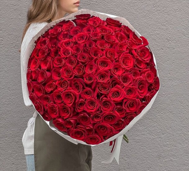 Букет из 101 красной розы, артикул F1330703 - 36300 рублей, доставка по городу. Flawery - доставка цветов