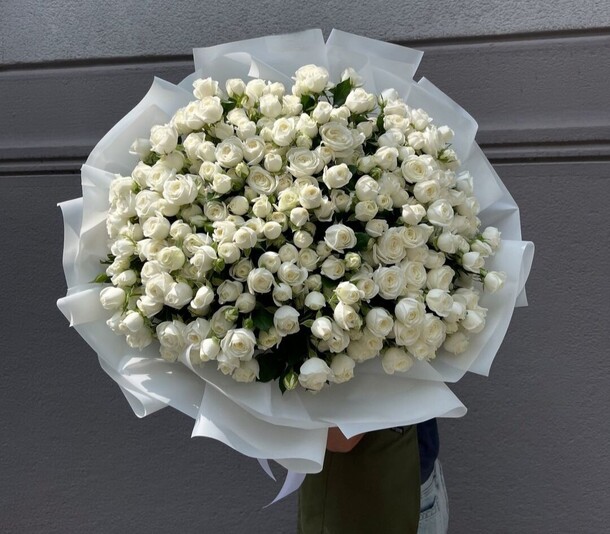 Букет кустовых белых роз, артикул F1330707 - 31900 рублей, доставка по городу. Flawery - доставка цветов