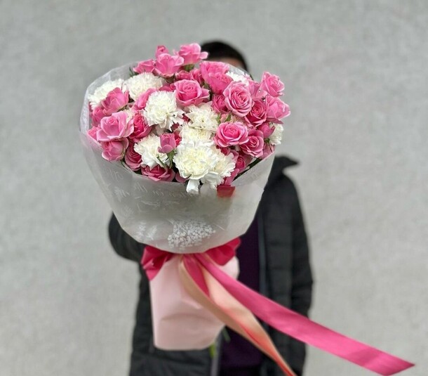 Микс кустовых роз и гвоздик, артикул F1330709 - 23100 рублей, доставка по городу. Flawery - доставка цветов