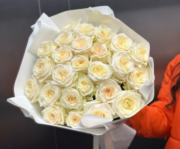 Букет из 25 белых роз, артикул F1330710 - 22000 рублей, доставка по городу. Flawery - доставка цветов