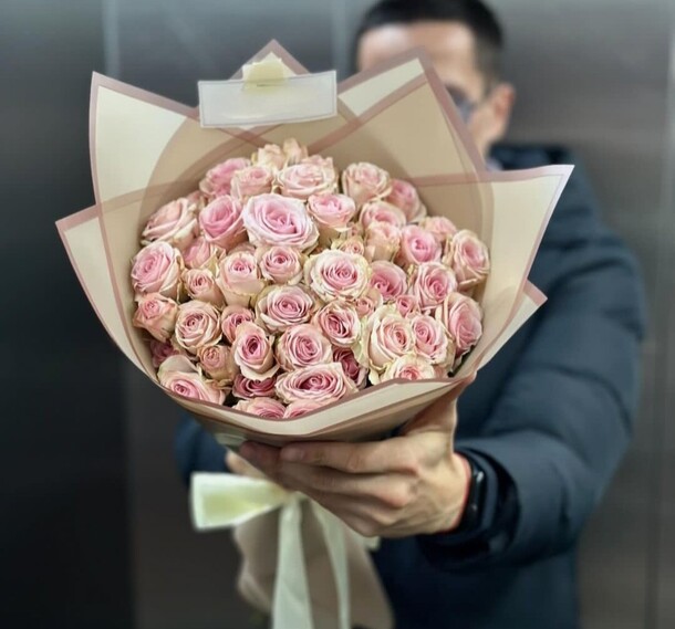 Небольшой букет из кустовых розочек, артикул F1330908 - 23100 рублей, доставка по городу. Flawery - доставка цветов