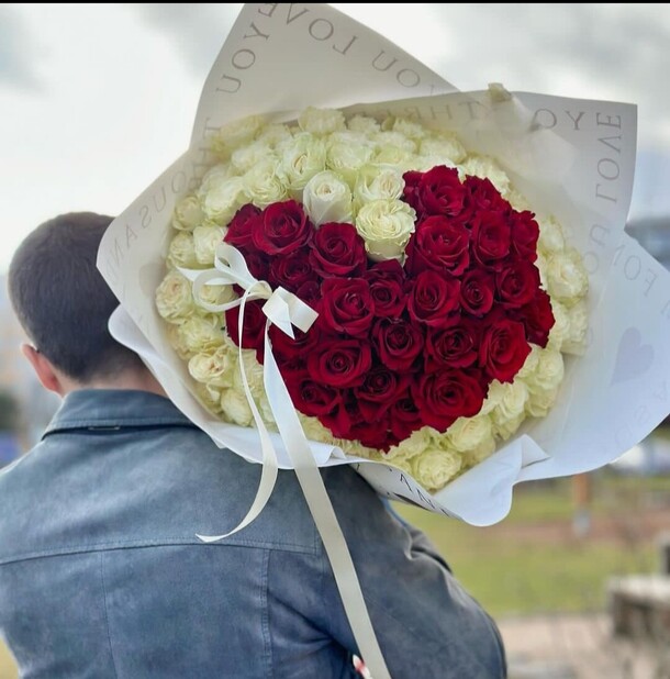 Красное сердце из 77 роз, артикул F1330911 - 31900 рублей, доставка по городу. Flawery - доставка цветов