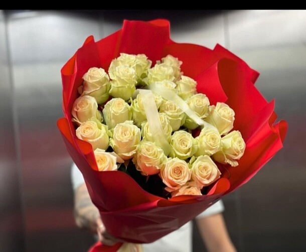 Белые розы 23 шт, артикул F1330913 - 19800 рублей, доставка по городу. Flawery - доставка цветов