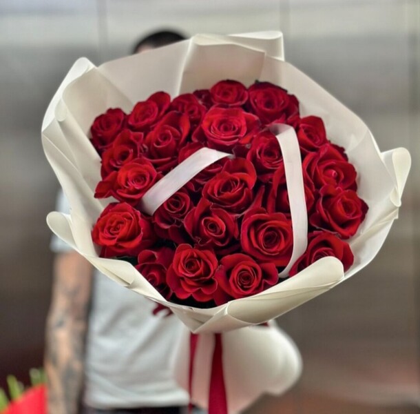 Розы красные 25 шт, артикул F1330914 - 19800 рублей, доставка по городу. Flawery - доставка цветов