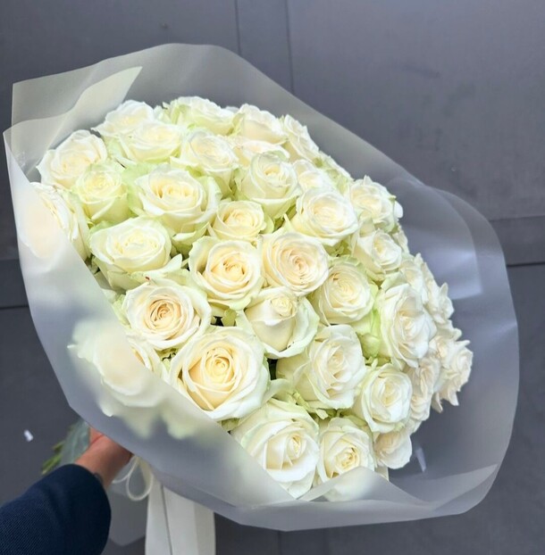 Букет из 37 белых роз, артикул F1330947 - 22000 рублей, доставка по городу. Flawery - доставка цветов