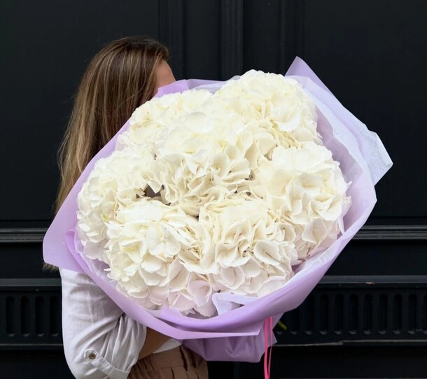 Букет из 7 белых гортензий, артикул F1330962 - 23100 рублей, доставка по городу. Flawery - доставка цветов