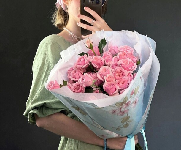 Букет кустовых розовых роз, артикул F1330967 - 22000 рублей, доставка по городу. Flawery - доставка цветов