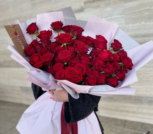 Букет из 41 алой розы, артикул F1330974 - 25300 рублей, доставка по городу. Flawery - доставка цветов