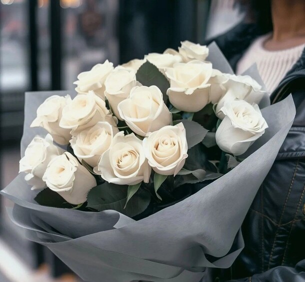 Букет из 17 белых розочек, артикул F1330987 - 20900 рублей, доставка по городу. Flawery - доставка цветов