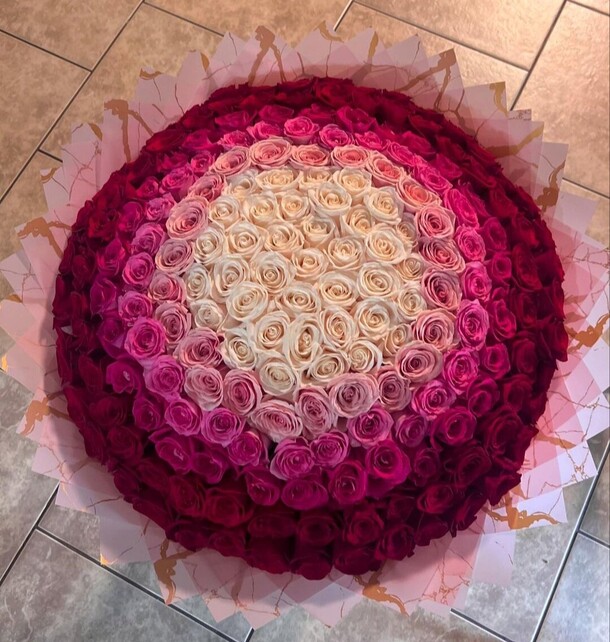 Букет из 201 розы, артикул F1330988 - 63800 рублей, доставка по городу. Flawery - доставка цветов