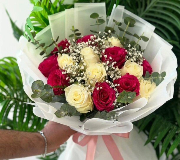 Микс розочек, гипсофилы и эвкалипта, артикул F1331197 - 25300 рублей, доставка по городу. Flawery - доставка цветов