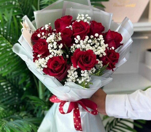 Бует из розочек и гипсофилы, артикул F1331211 - 23100 рублей, доставка по городу. Flawery - доставка цветов