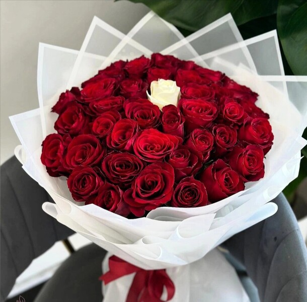 Букет из 37 роз, артикул F1331213 - 24200 рублей, доставка по городу. Flawery - доставка цветов