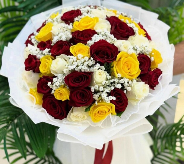 Букет роз и гипсофилы, артикул F1331271 - 27500 рублей, доставка по городу. Flawery - доставка цветов