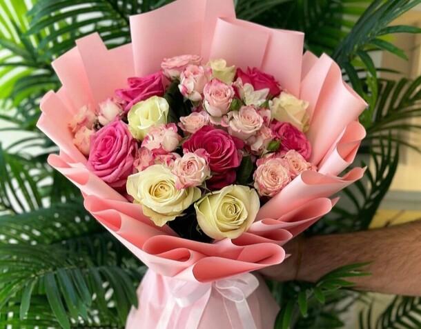 Букет из разносортных роз, артикул F1331775 - 23100 рублей, доставка по городу. Flawery - доставка цветов