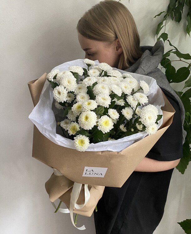 7 кустовых белых хризантем coconut, артикул F1331396 - 4190 рублей, доставка по городу. Flawery - доставка цветов