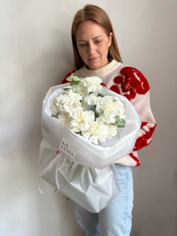 15 белых гвоздик с эвкалиптом, артикул F1331399 - 4390 рублей, доставка по городу. Flawery - доставка цветов