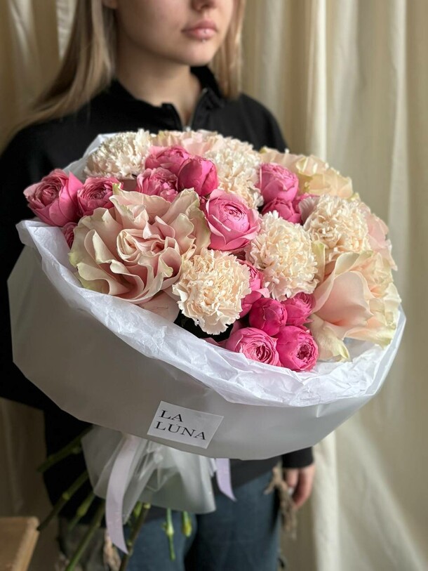 Сборный букет "малиновый джем m", артикул F1386078 - 7090 рублей, доставка по городу. Flawery - доставка цветов