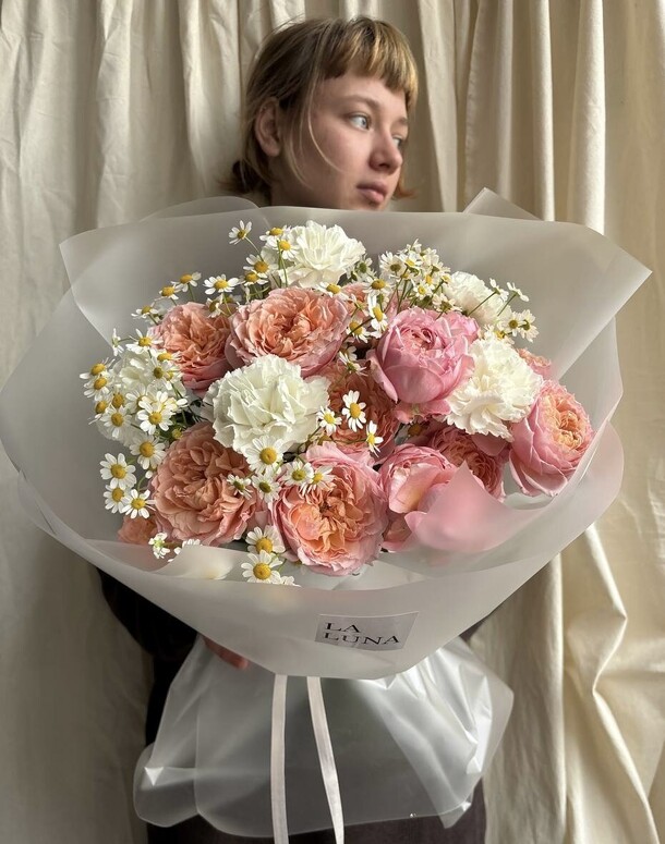 Авторский букет "мандариновый фреш", артикул F1409044 - 4890 рублей, доставка по городу. Flawery - доставка цветов