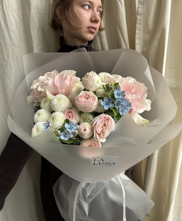 Авторский букет "малиновое суфле s", артикул F1409046 - 4990 рублей, доставка по городу. Flawery - доставка цветов