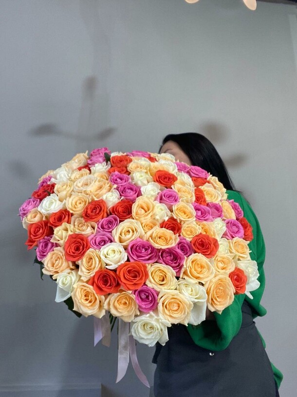 Букет из 101 розы(микс), артикул F1331803 - 50750 рублей, доставка по городу. Flawery - доставка цветов