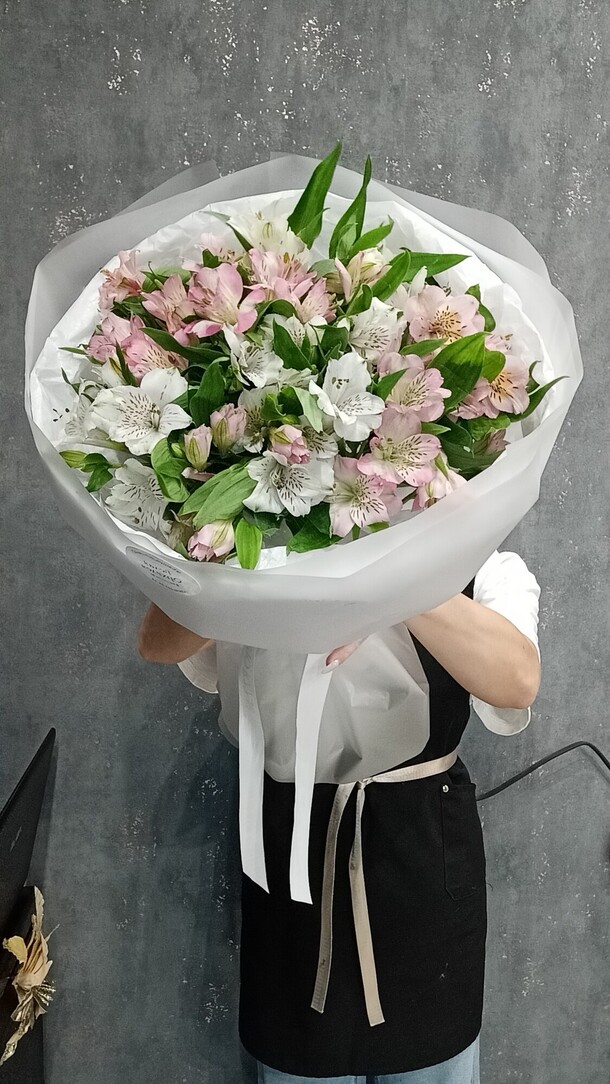 Букет из альстромерий, артикул F1366871 - 5500 рублей, доставка по городу. Flawery - доставка цветов