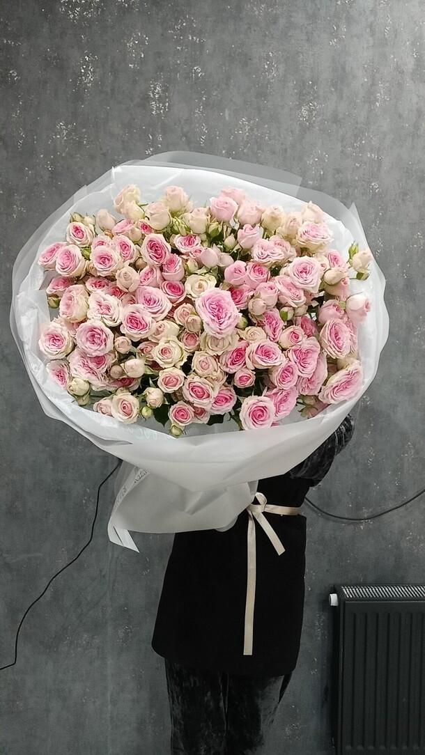 Букет из кустовых роз, артикул F1366879 - 9290 рублей, доставка по городу. Flawery - доставка цветов