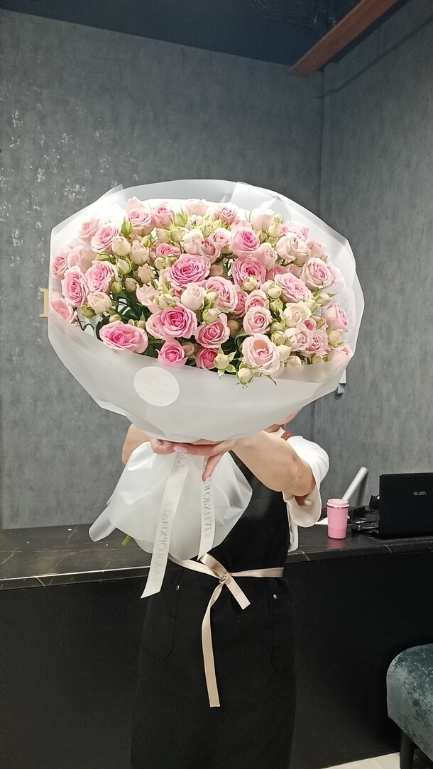 Букет из кустовой розы, артикул F1400071 - 5800 рублей, доставка по городу. Flawery - доставка цветов