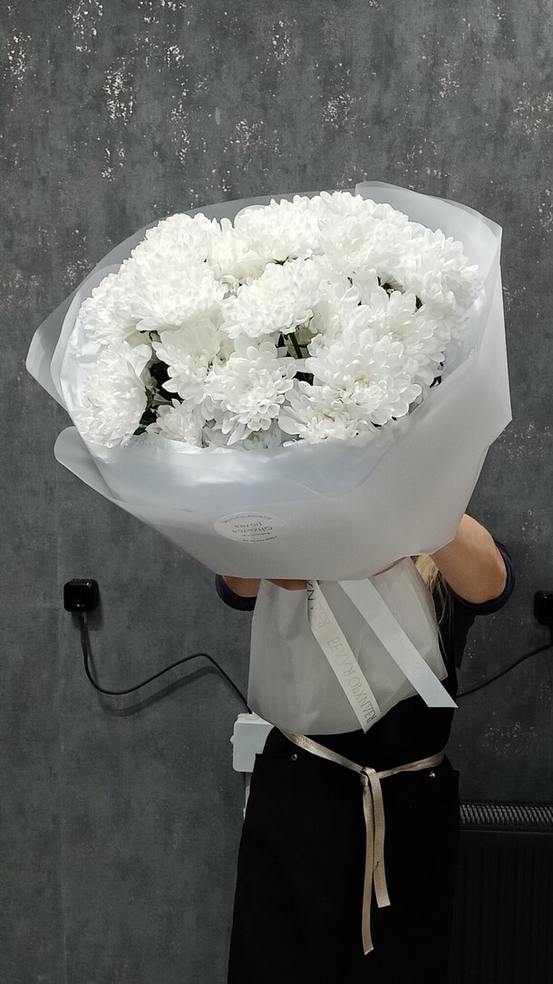 Букет из белых кустовых  хризантенам, артикул F1400611 - 2990 рублей, доставка по городу. Flawery - доставка цветов