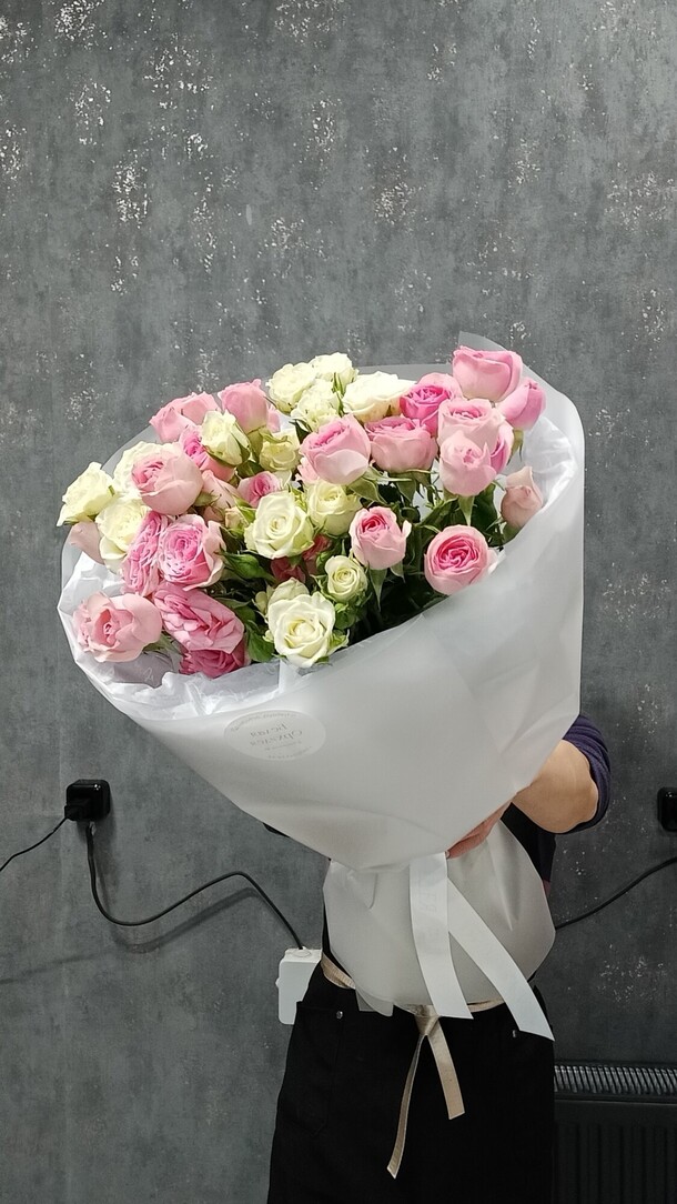 Букет кустовых роз, артикул F1401421 - 4890 рублей, доставка по городу. Flawery - доставка цветов