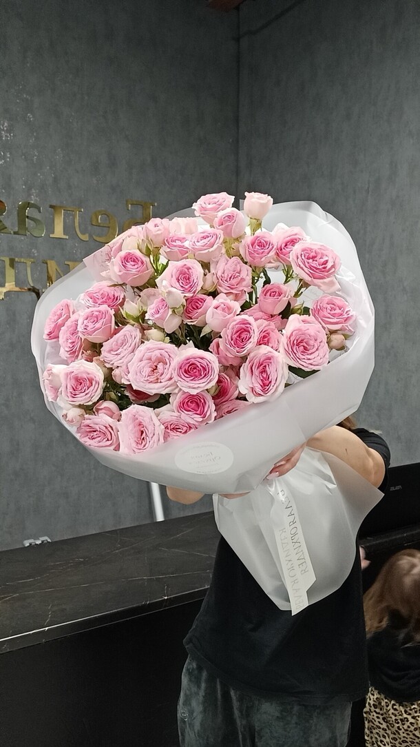 Букет кустовых роз 3, артикул F1402084 - 4890 рублей, доставка по городу. Flawery - доставка цветов