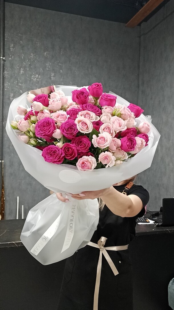 Букет из кустовых роз 19, артикул F1405092 - 9390 рублей, доставка по городу. Flawery - доставка цветов