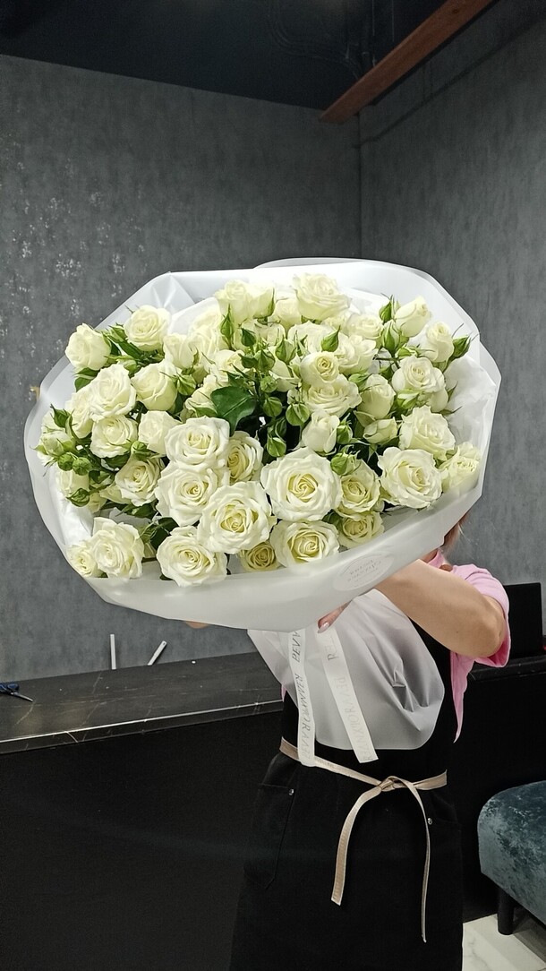 Букет из белых кустовых роз, артикул F1405124 - 4890 рублей, доставка по городу. Flawery - доставка цветов