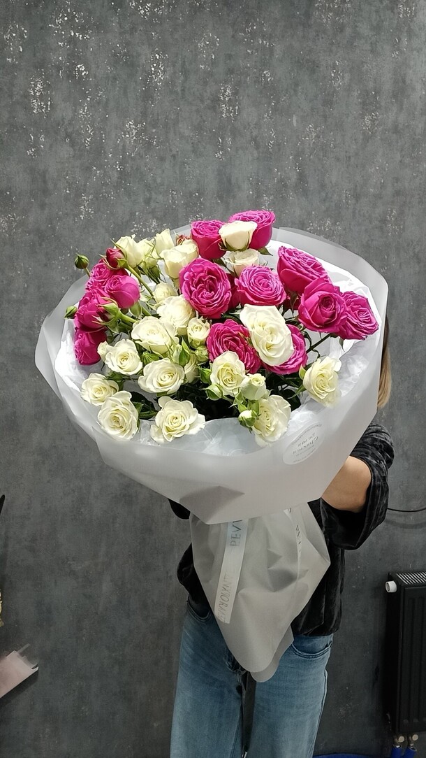 Букет кустовых роз микс, артикул F1405126 - 4890 рублей, доставка по городу. Flawery - доставка цветов