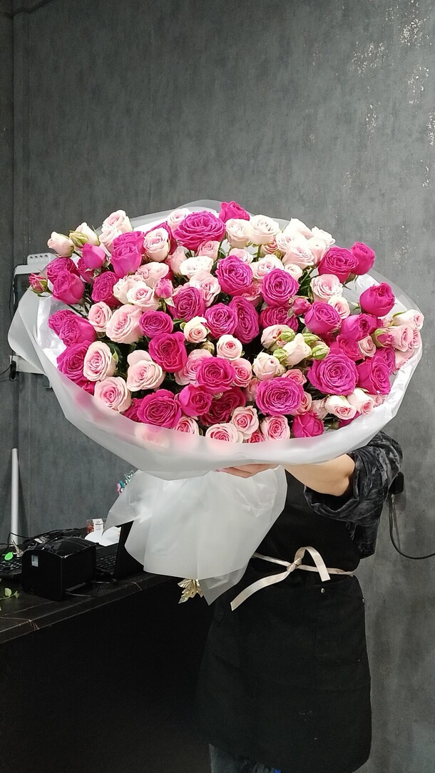 Букет кустовых роз микс, артикул F1405128 - 13890 рублей, доставка по городу. Flawery - доставка цветов