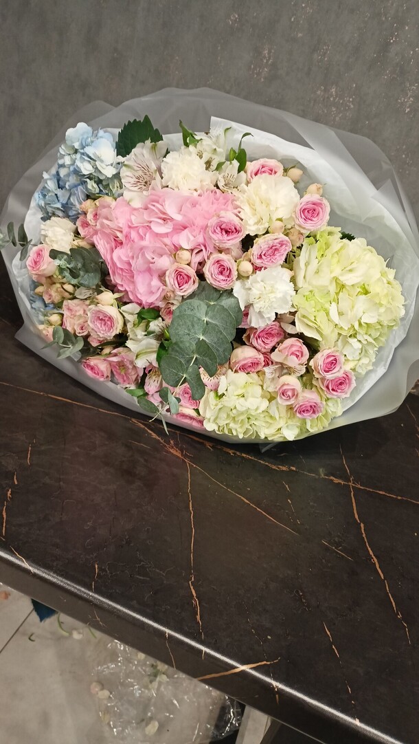 Букет премиум микс с розами и гортензией, артикул F1405501 - 12590 рублей, доставка по городу. Flawery - доставка цветов