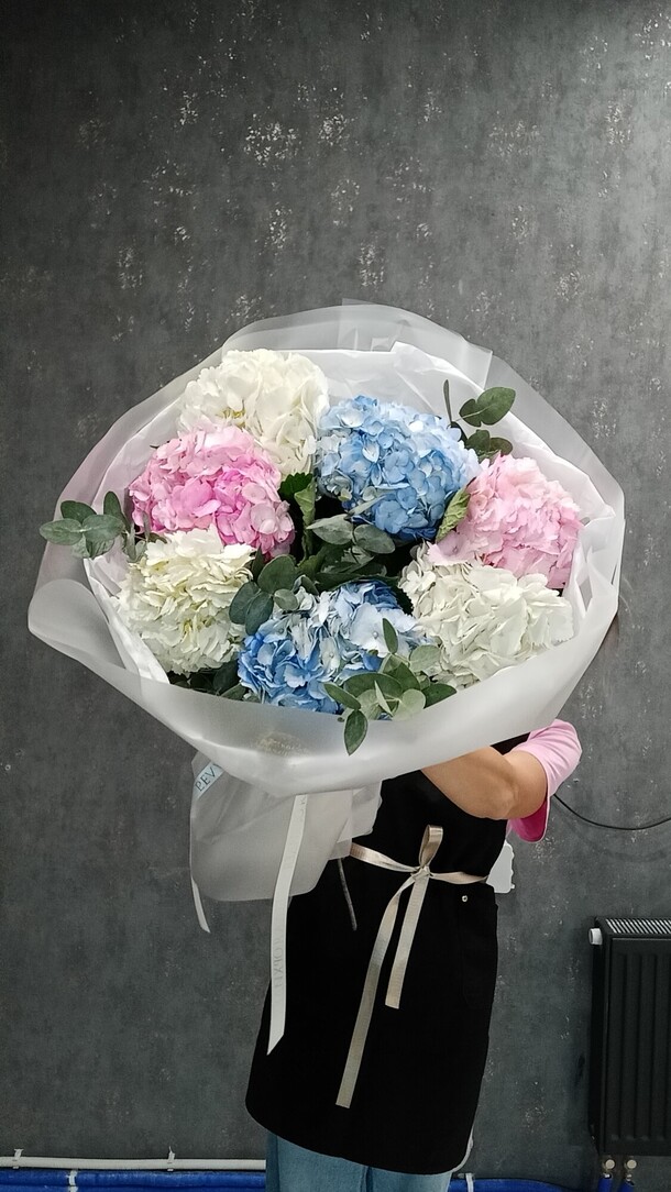 Букет из гортензий микс, артикул F1405517 - 7290 рублей, доставка по городу. Flawery - доставка цветов